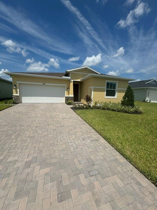 724 Veridian Cir NW in Palm Bay, FL - Building Photo