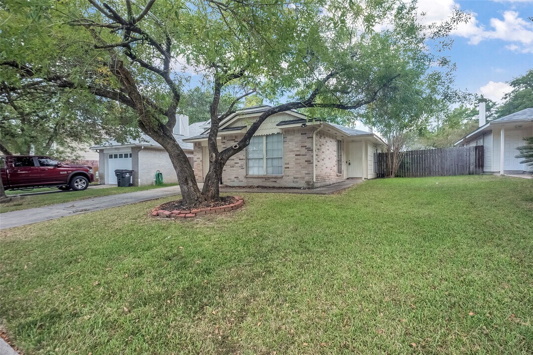 5211 Lynngate Dr in Spring, TX - Foto de edificio