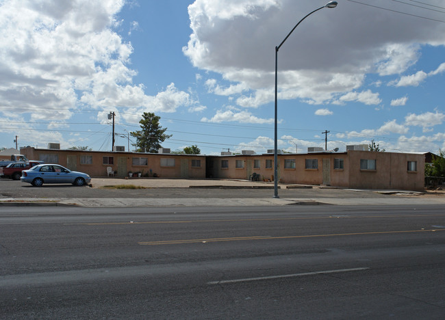 701-705 W Irvington Rd in Tucson, AZ - Foto de edificio - Building Photo