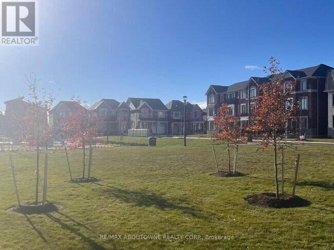 3028 Merrick Rd in Oakville, ON - Building Photo - Building Photo