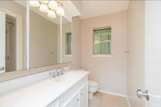 409 Mary Ln in Highlands, TX - Building Photo - Building Photo