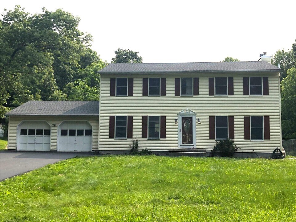 10 Farm View Rd in Wappingers Falls, NY - Building Photo