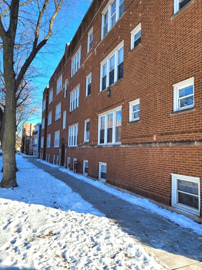 property at 7207 N Damen Ave