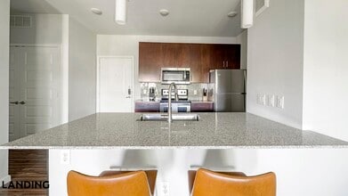 715 W Slaughter Ln in Austin, TX - Foto de edificio - Building Photo