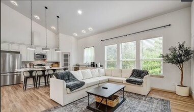 210 Cottage St in Seguin, TX - Building Photo - Building Photo