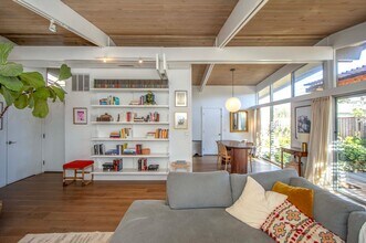 1012 Las Gallinas Ave in San Rafael, CA - Foto de edificio - Building Photo