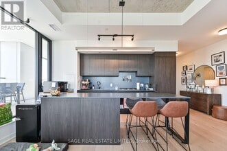 2720 Dundas St W in Toronto, ON - Building Photo - Building Photo