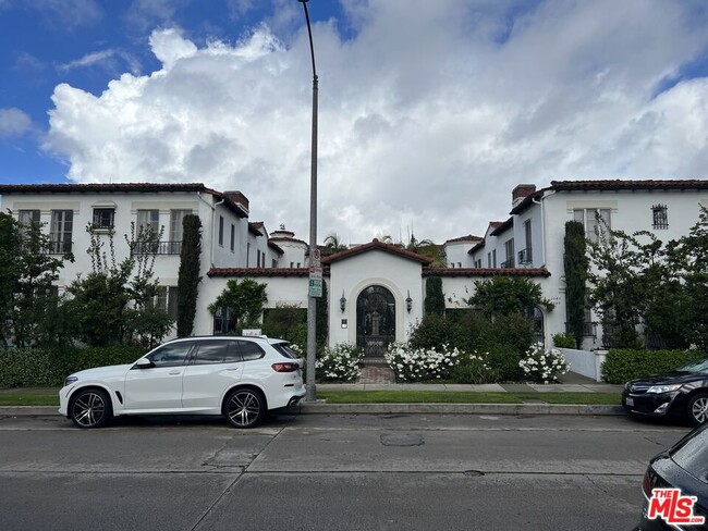 1055 Orange Grv Ave in Los Angeles, CA - Foto de edificio - Building Photo