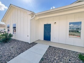 1901 E Sabine St in Victoria, TX - Building Photo