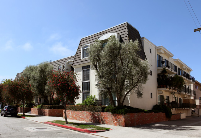 8607 Tuscany Ave in Playa Del Rey, CA - Foto de edificio - Building Photo