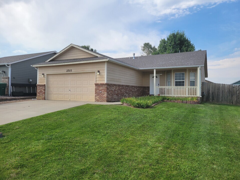2703 Marina St in Evans, CO - Foto de edificio