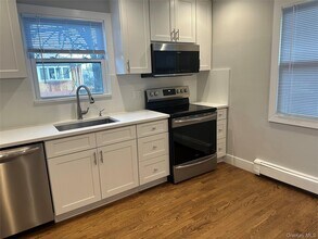 219 Manorhaven Blvd in Port Washington, NY - Building Photo - Building Photo