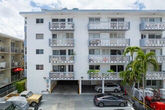 Bay House in Miami Beach, FL - Foto de edificio - Building Photo