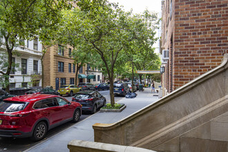 9 W 69th St in New York, NY - Building Photo - Building Photo