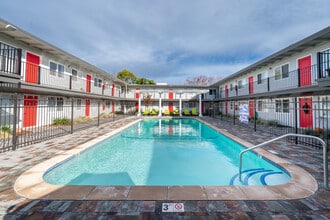 Royal Gardens Apartments in Livermore, CA - Foto de edificio - Building Photo