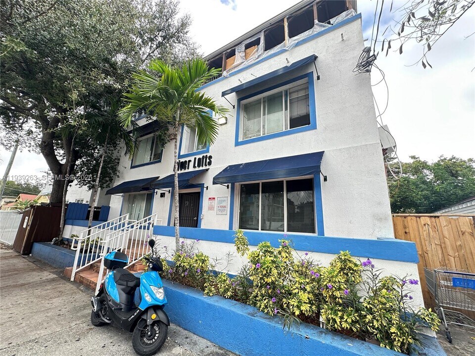 1021 NW 3rd St in Miami, FL - Building Photo