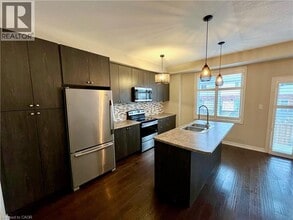 7 Pinot Cres in Stoney Creek, ON - Building Photo - Building Photo