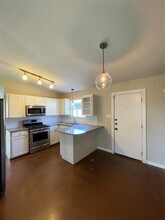 1806 Blue Crest Dr in Austin, TX - Foto de edificio - Building Photo