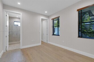 8217 NW 46th St in Doral, FL - Building Photo - Building Photo