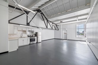 6221 Hollis St in Emeryville, CA - Foto de edificio - Building Photo