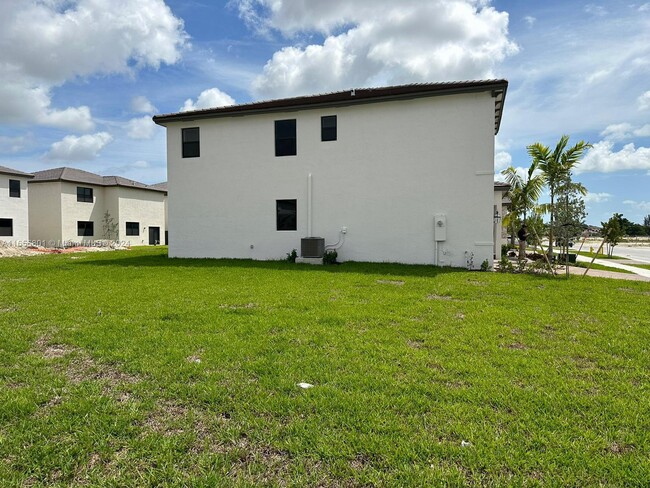 12985 SW 230th St in Miami, FL - Foto de edificio - Building Photo