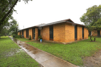 Leon Gardens in Brownsville, TX - Building Photo - Building Photo