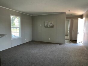 5157 Chantelle Dr in Flint, MI - Building Photo - Building Photo