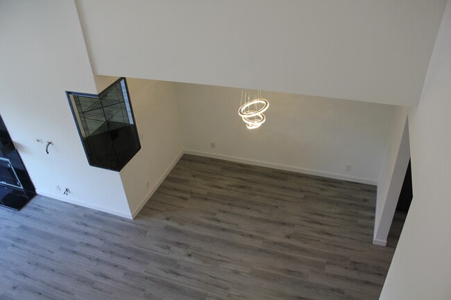 723 Westmount Dr, Unit 303 in West Hollywood, CA - Building Photo - Building Photo