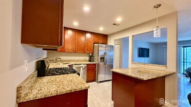 304 Bromley Pl in East Brunswick, NJ - Building Photo - Building Photo