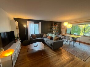 545 NE 100th St in Seattle, WA - Foto de edificio - Building Photo