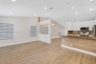 929 Phoenix Way in Weston, FL - Foto de edificio - Building Photo