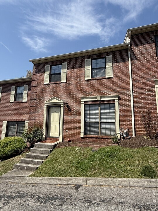 437 S Gallaher View Rd in Knoxville, TN - Building Photo