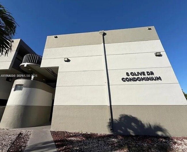 5 Olive Dr in Hialeah, FL - Building Photo - Building Photo