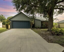 1626 Lara St NE in Palm Bay, FL - Building Photo