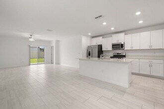 2562 Leonia Ln in Zephyrhills, FL - Building Photo - Building Photo