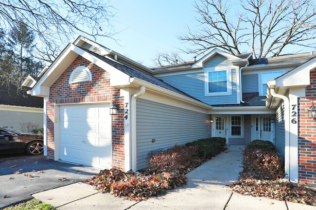 724 Shady Oaks Ct in Elgin, IL - Building Photo - Building Photo