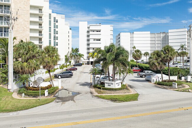Horizon East in Palm Beach, FL - Building Photo - Building Photo