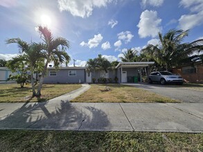 349 Greenbrier Dr in Lake Worth, FL - Building Photo - Building Photo