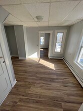 86 Hampshire St, Unit 1 in Auburn, ME - Foto de edificio - Building Photo