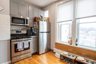 117 Elm St, Unit 2 in Newton, MA - Foto de edificio - Building Photo