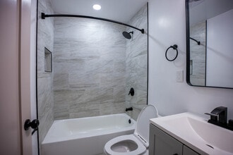 111 E Garwood Ave, Unit A in Williamstown, NJ - Building Photo - Building Photo