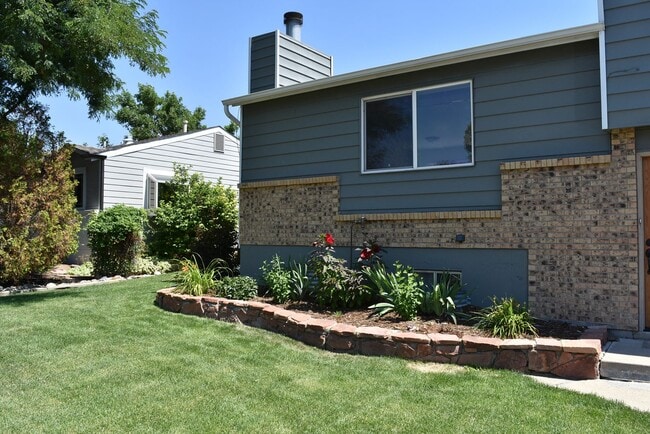 2412 Sunset Dr in Longmont, CO - Building Photo - Building Photo