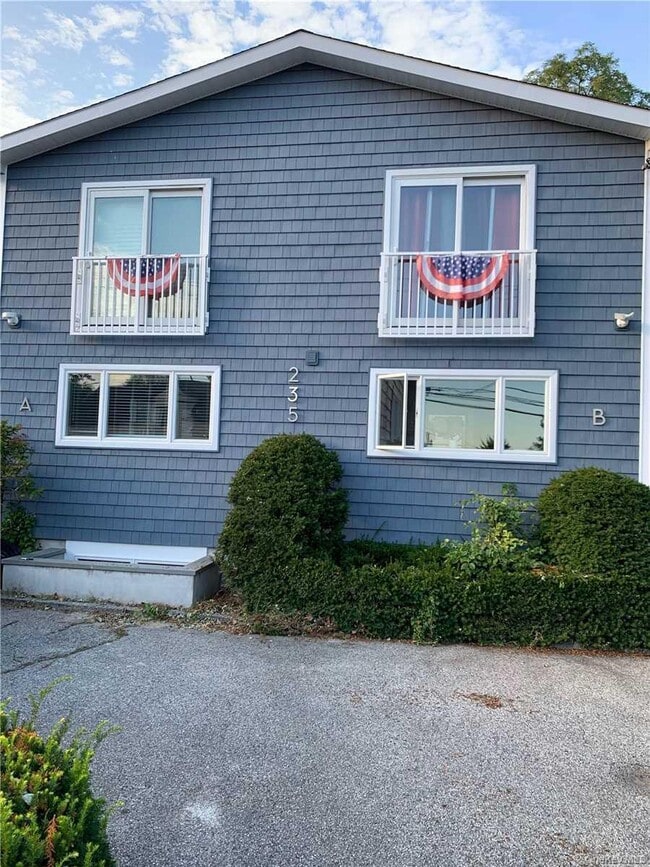 235 B Manorhaven Blvd in Sands Point, NY - Building Photo - Building Photo