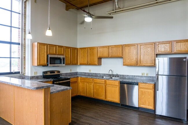 Off Broadway Apartments - Price Per Bedroom in Grand Rapids, MI - Foto de edificio - Building Photo