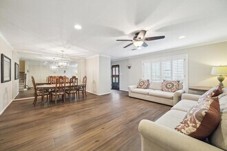 6330 Briar Rose Dr in Houston, TX - Building Photo - Building Photo
