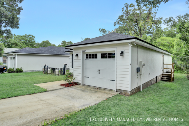 6967 Elwood Ave in Jacksonville, FL - Foto de edificio - Building Photo