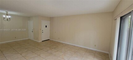 9004 SW 137th St in Miami, FL - Foto de edificio - Building Photo