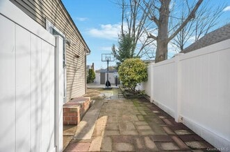 2315 Willow St in Wantagh, NY - Building Photo - Building Photo