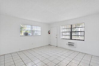 16100 NE 19th Ct, Unit 4 in North Miami Beach, FL - Foto de edificio - Building Photo
