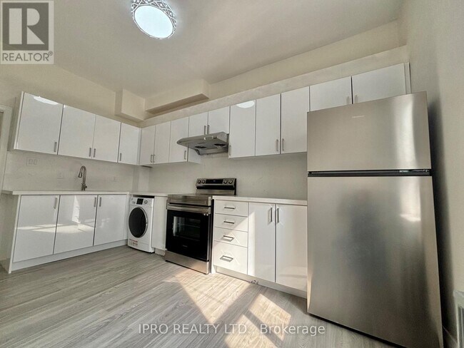 527-527 Queen St W in Toronto, ON - Building Photo - Building Photo